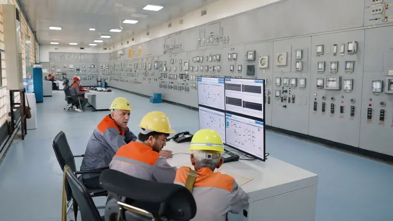 Операторы на пульте управления